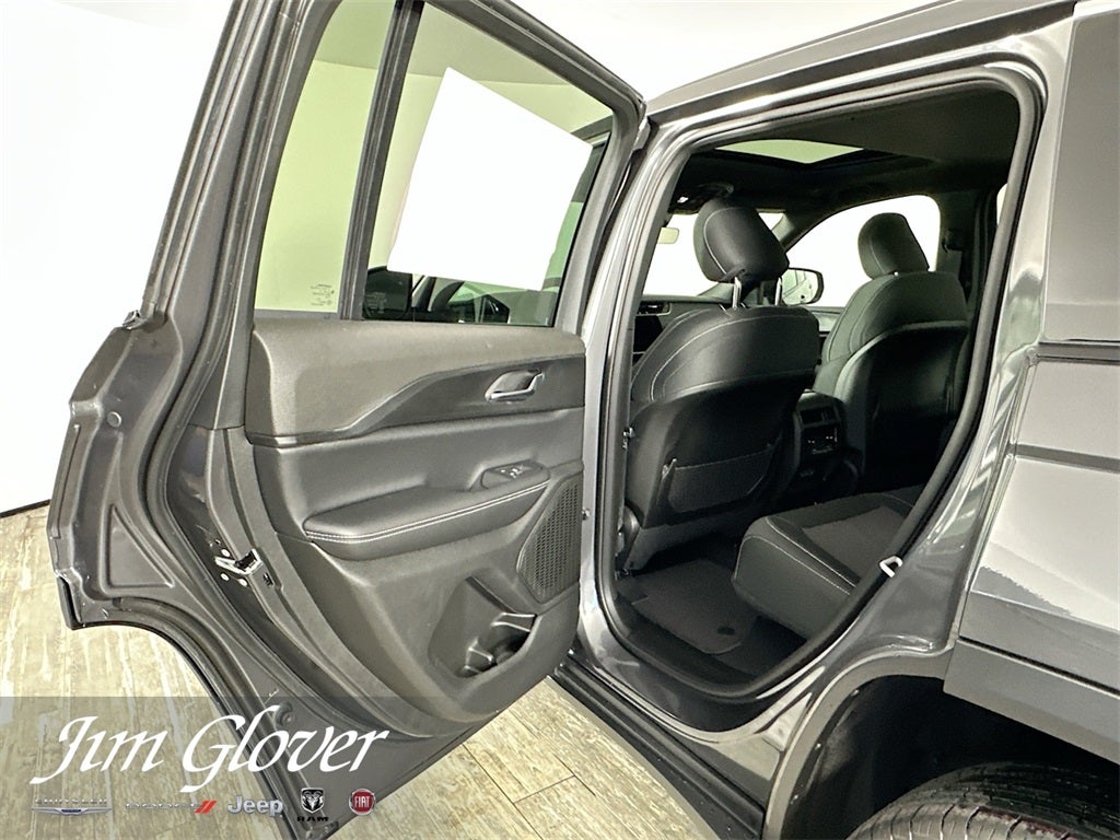 2025 Jeep Grand Cherokee GRAND CHEROKEE LAREDO X 4X2