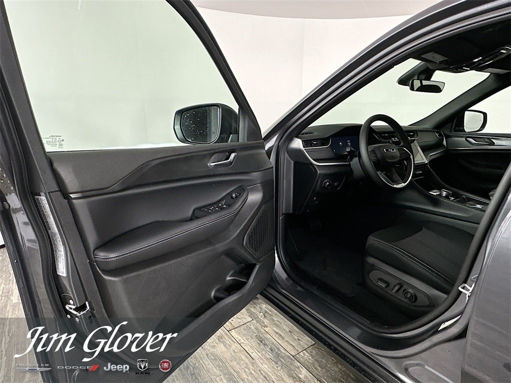 2025 Jeep Grand Cherokee GRAND CHEROKEE LAREDO X 4X2