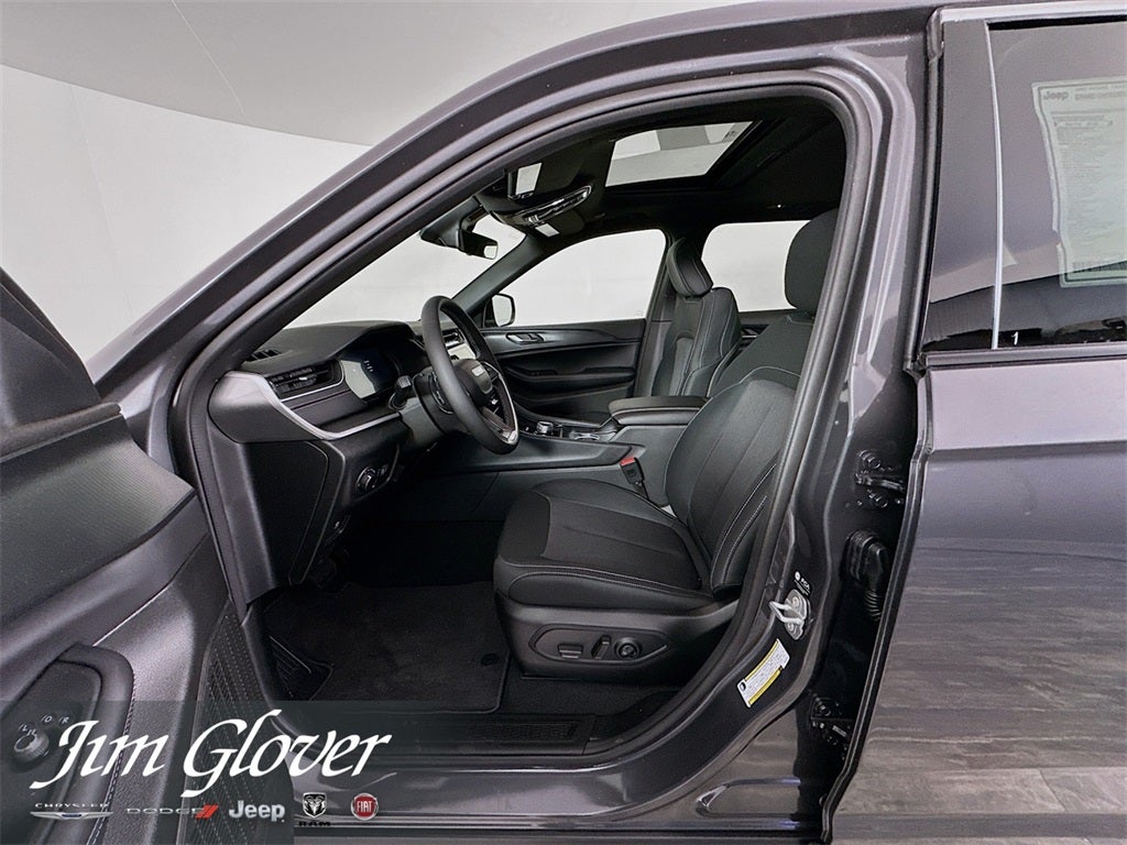 2025 Jeep Grand Cherokee GRAND CHEROKEE LAREDO X 4X2