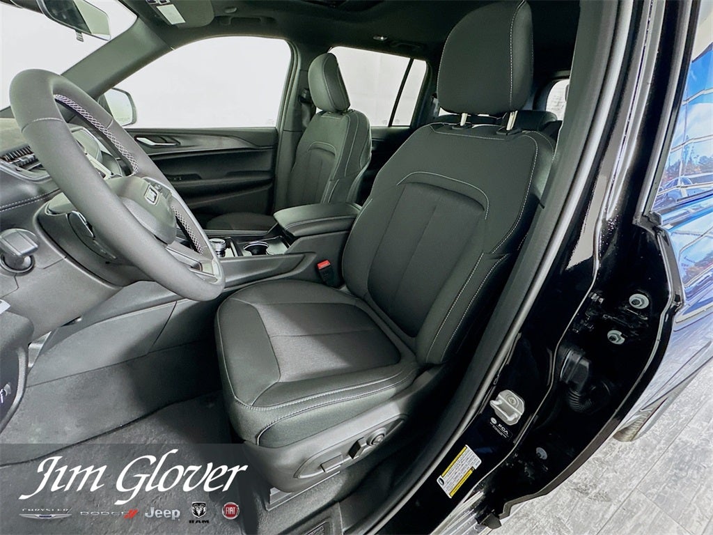 2025 Jeep Grand Cherokee GRAND CHEROKEE LAREDO X 4X2