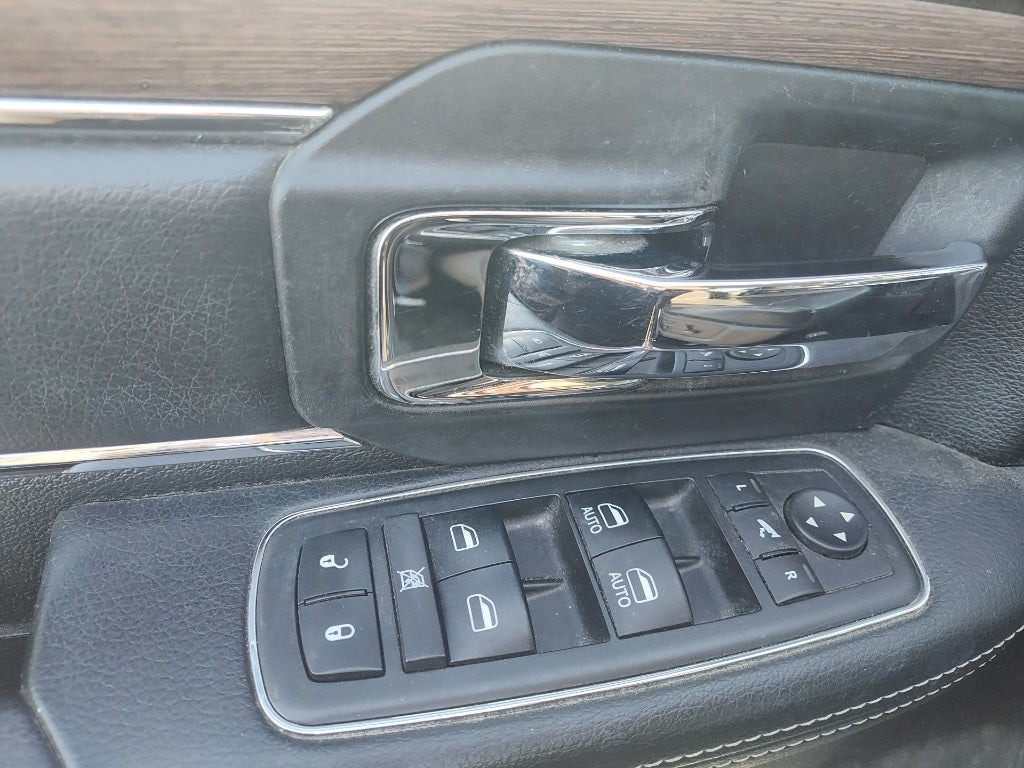 2017 RAM 1500 Laramie Crew Cab 4x4 5'7' Box