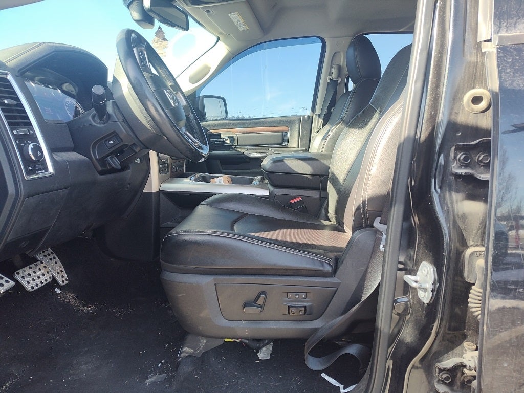 2017 RAM 1500 Laramie Crew Cab 4x4 5'7' Box