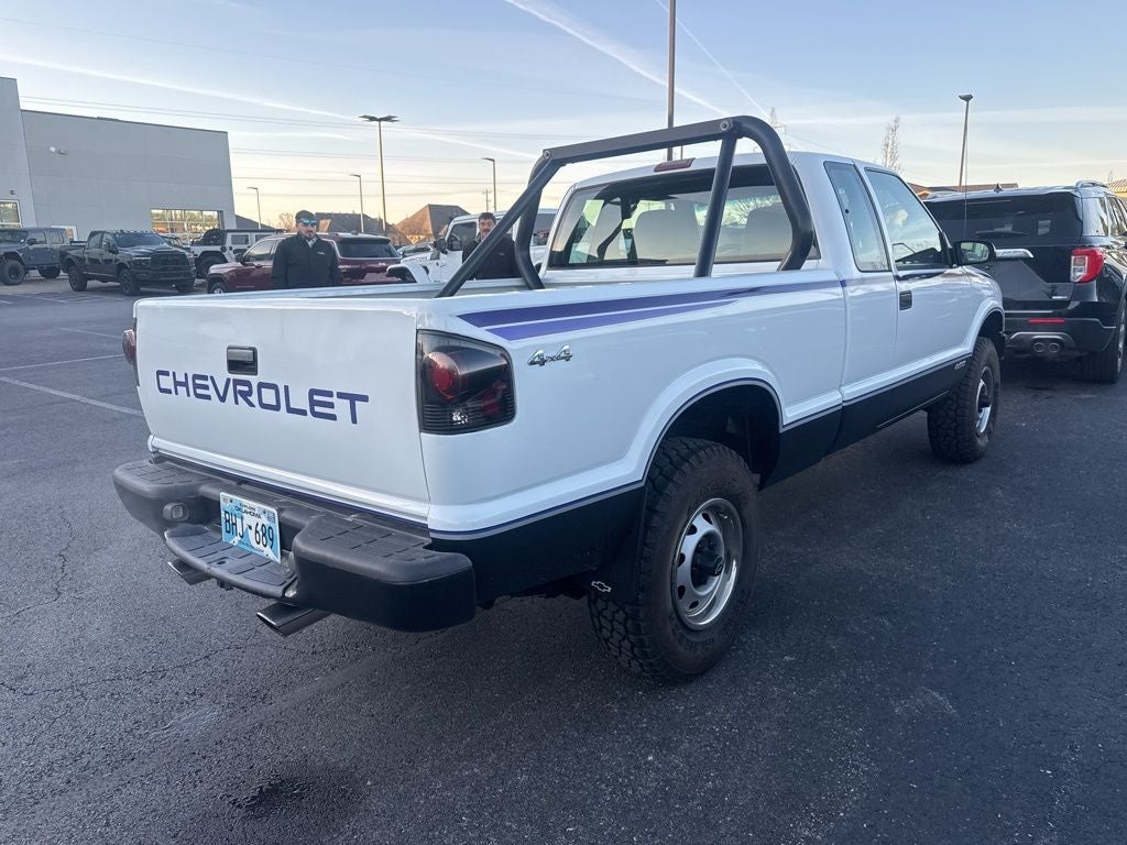 2002 Chevrolet S-10 Base 123 WB