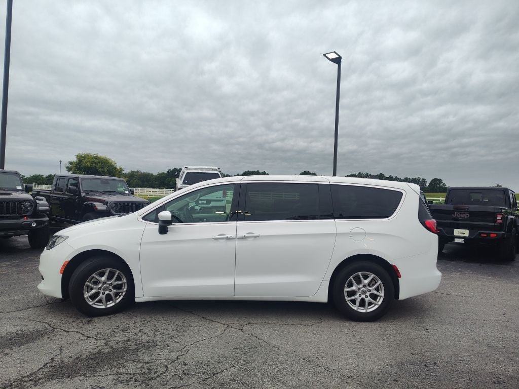 2022 Chrysler Voyager LX