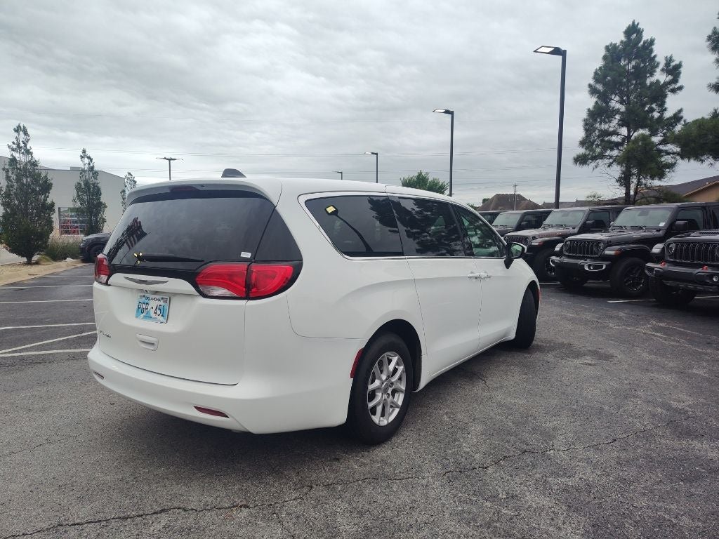 2022 Chrysler Voyager LX