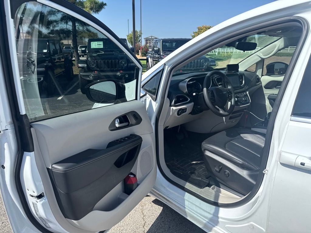 2024 Chrysler Pacifica Hybrid Select