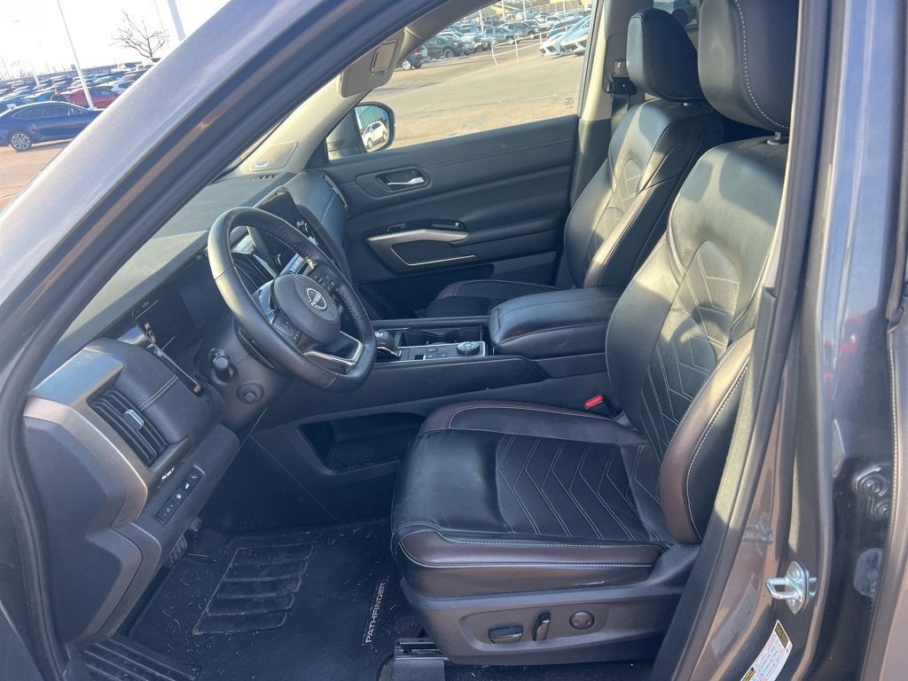 2023 Nissan Pathfinder Platinum